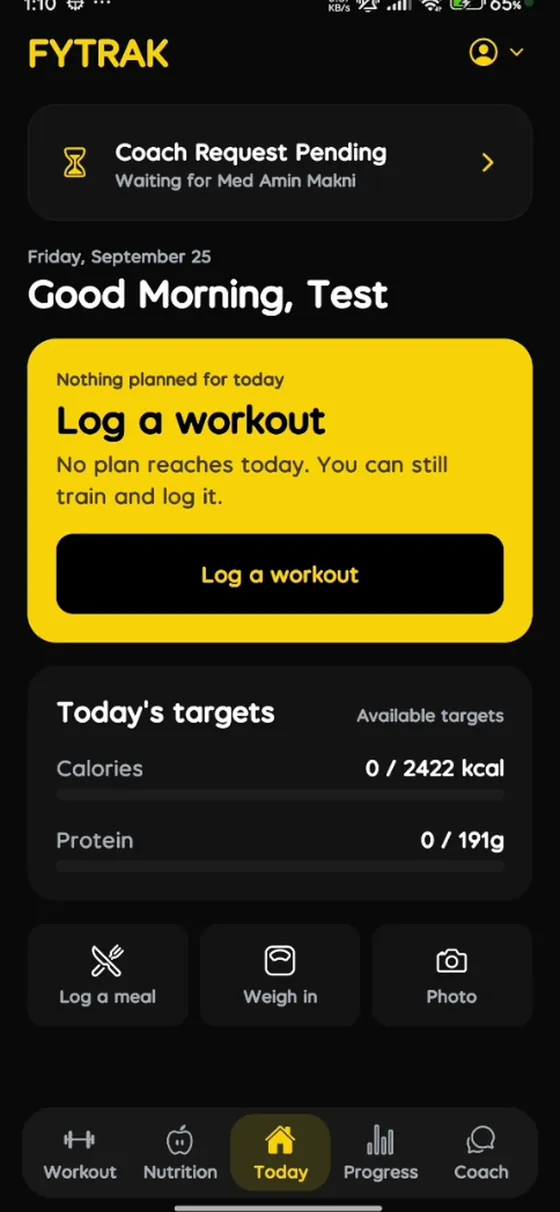 Fytrak trainee home screen showing a pending coach request and the day's calorie and protein targets